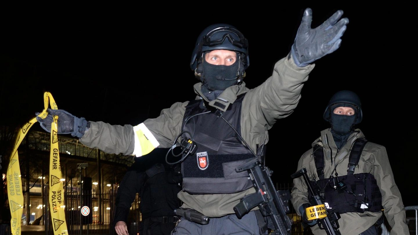 La polizia davanti allo stadio di Hannover (Ansa)