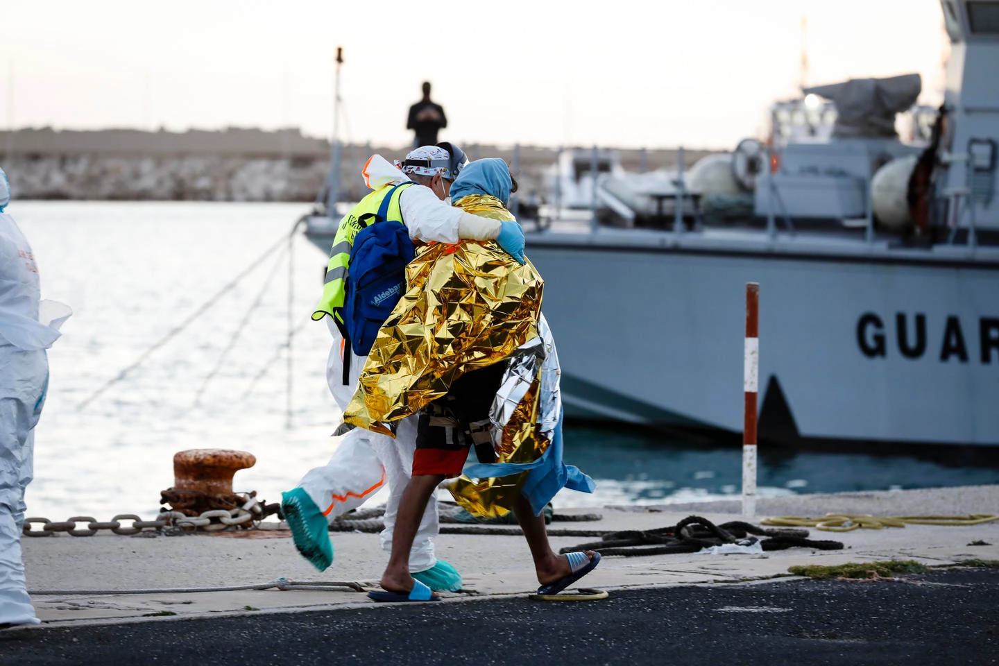 Accolti a Pozzallo i superstiti del naufragio al largo della Libia (Ansa)