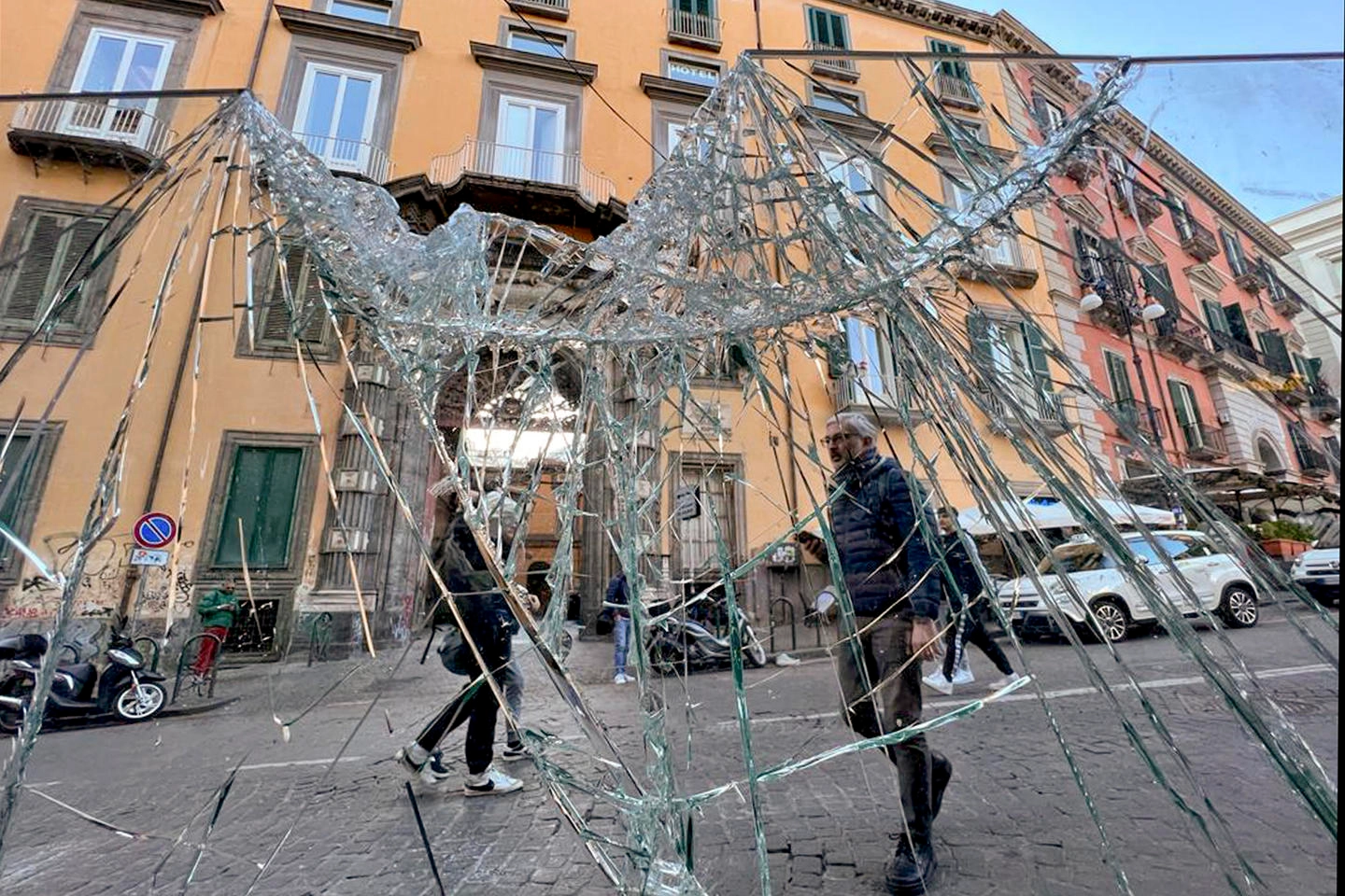 Napoli: una balaustra danneggiata durante gli scontri del 15 marzo