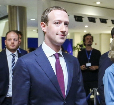 Zuckerberg, svolta europea. "Facebook a pagamento"