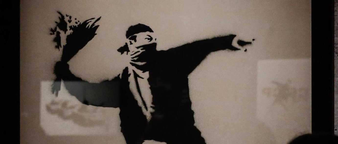 Un imprenditore intenta una causa per diffamazione contro Banksy, il misterioso artista britannico, e la sua identità potrebbe essere svelata in seguito alla convocazione dell'Alta corte di Londra.