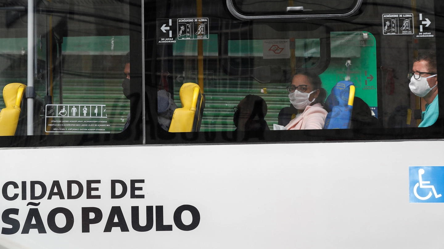 Coronavirus, passeggeri con la mascherina in Brasile (Ansa)