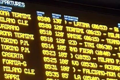 Il tabellone dei treni nella stazione centrale di Napoli