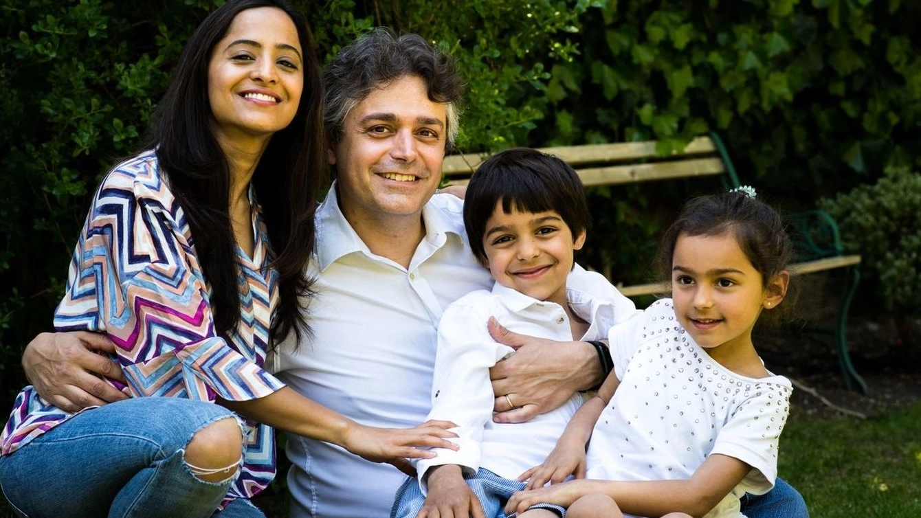Alessandro Giardini, 46 anni, assieme alla moglie e i figli
