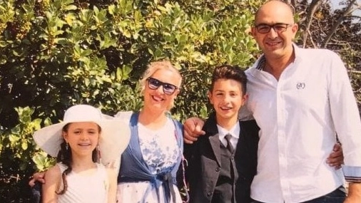 Andrea Vittone con la moglie Claudia Possetti e i due figli Camilla e Manuele