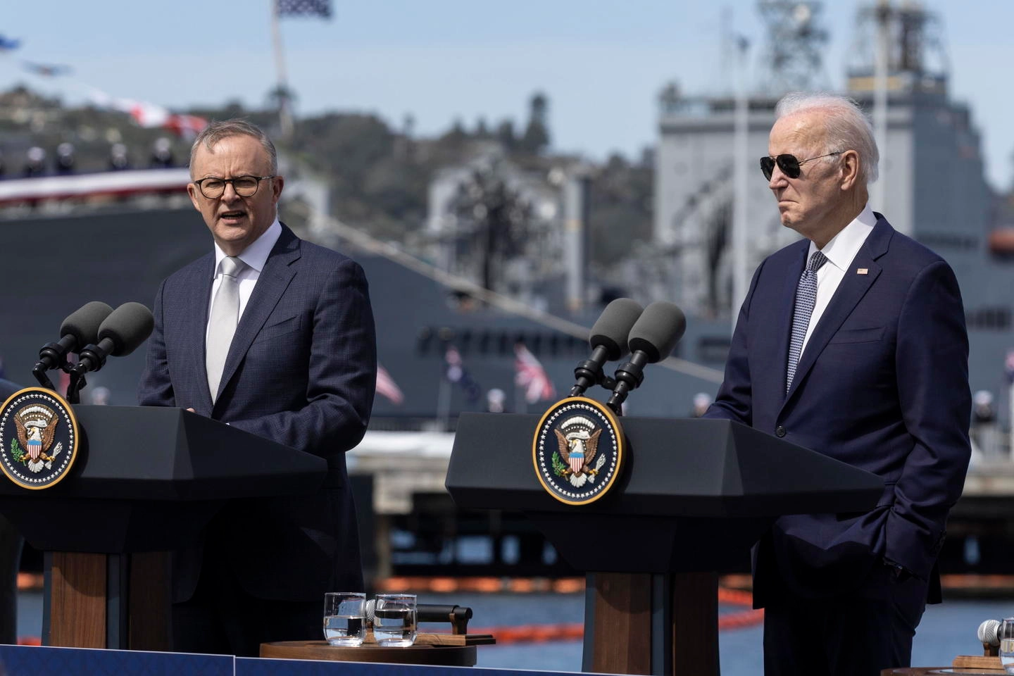 Il premier australiano Albanese e Biden: sullo sfondo la flotta di sottomarini Usa (Ansa) 