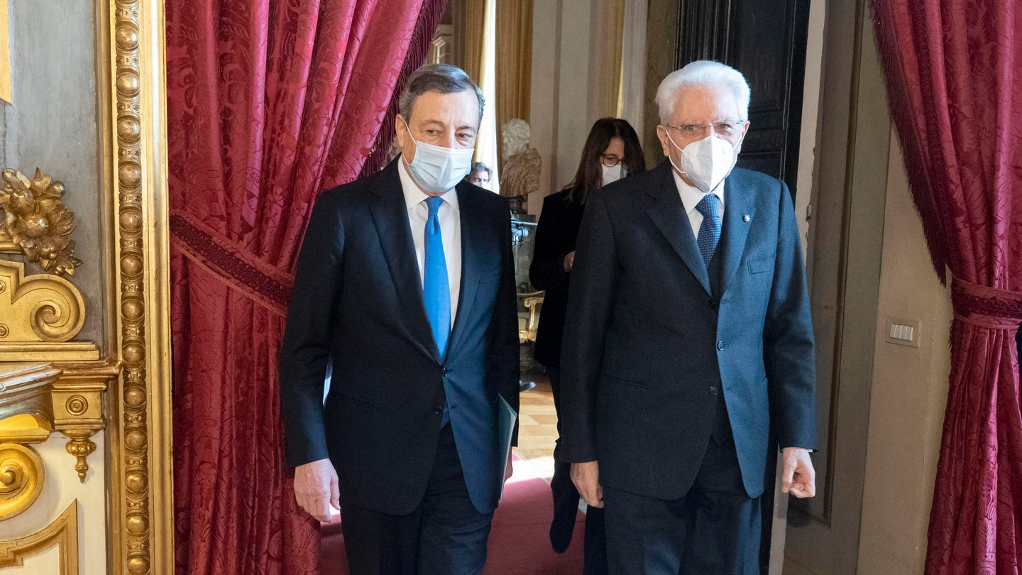 Il premier Mario Draghi e il presidente Sergio Mattarella (Ansa)