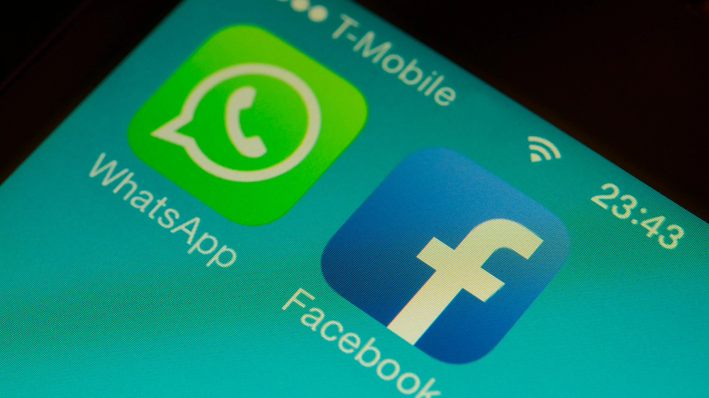 Le app di WhatsApp e Facebook su smartphone