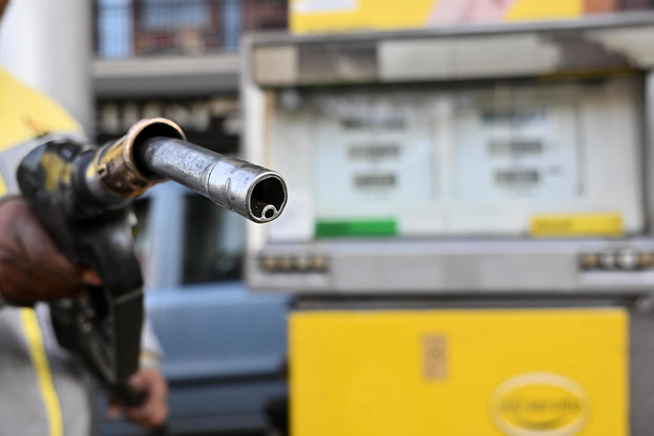 Un distributore di benzina a Roma (Ansa)