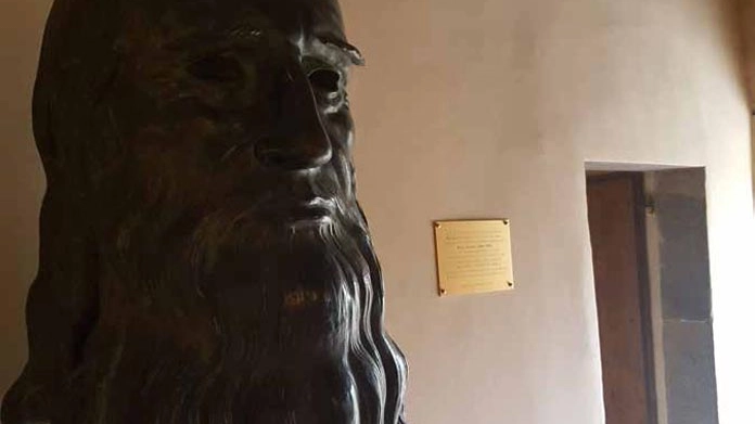 Il volto scultoreo di Leonardo così come appare all’interno della sua casa natale