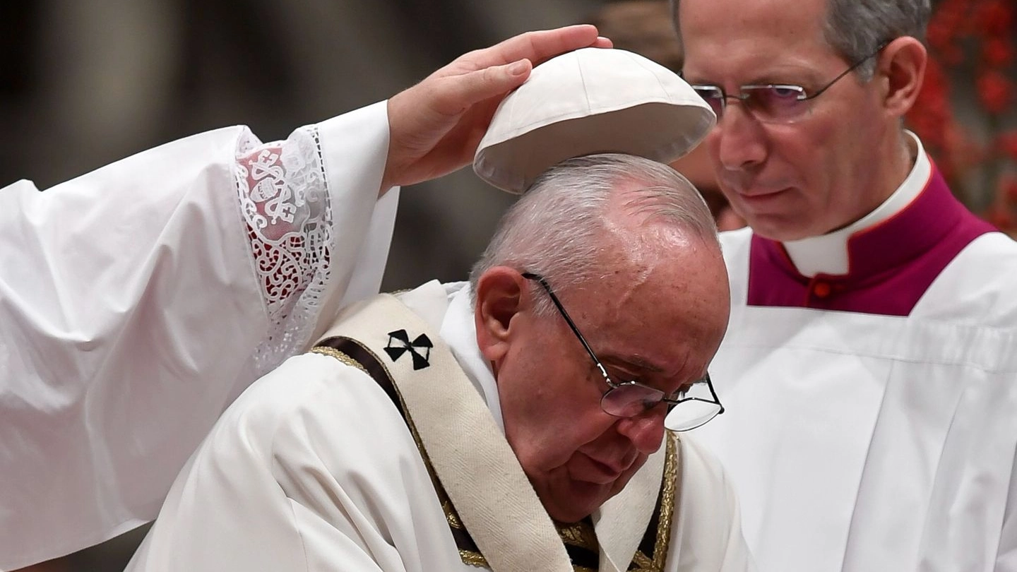 Papa Francesco durante la messa della Vigilia di Natale (Afp)