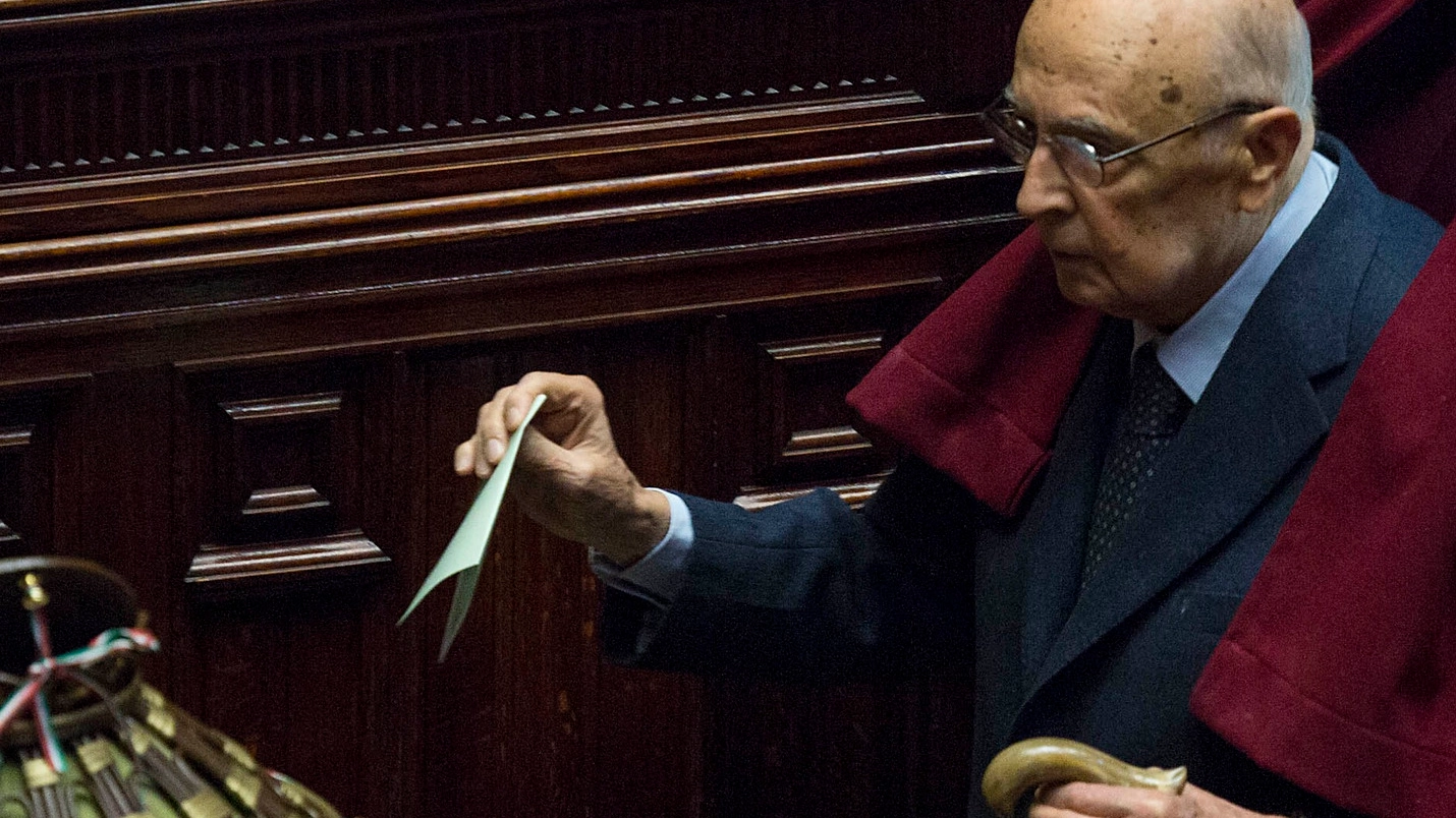 Il presidente emerito Giorgio Napolitano vota per l’elezione dei giudici costituzionali nel Parlamento in seduta comune (Lapresse)