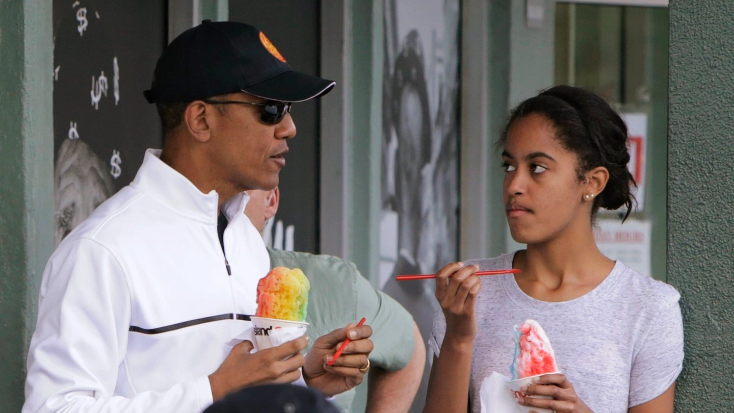 Barack Obama con la figlia Malia alle Hawaii (Reuters)