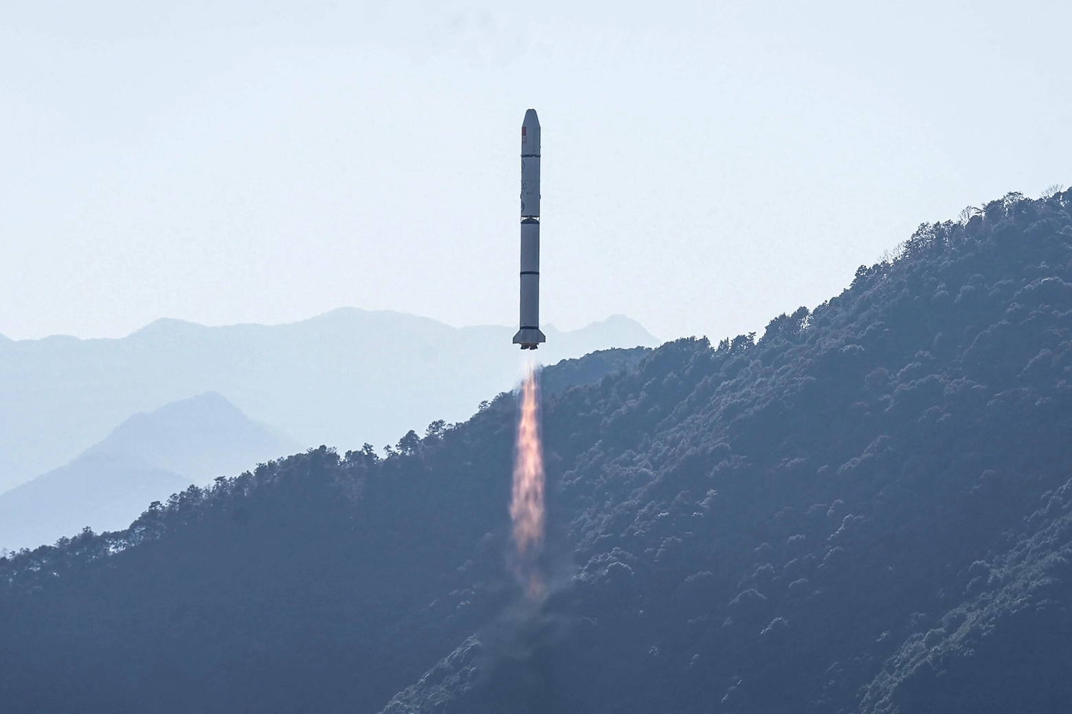 Il razzo Long March-2C che trasporta il satellite cinese Einstein Probe