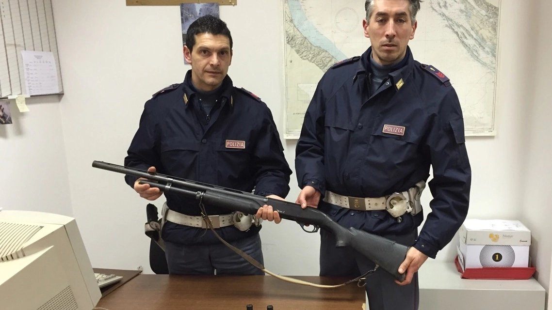 Il fucile sequestrato ieri dagli agenti di Fano 
