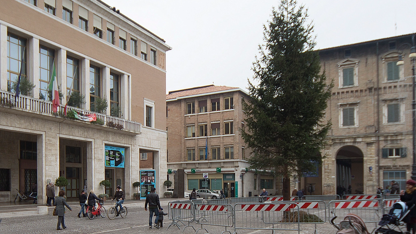 Pesaro, l’albero di natale in piazza del Popolo