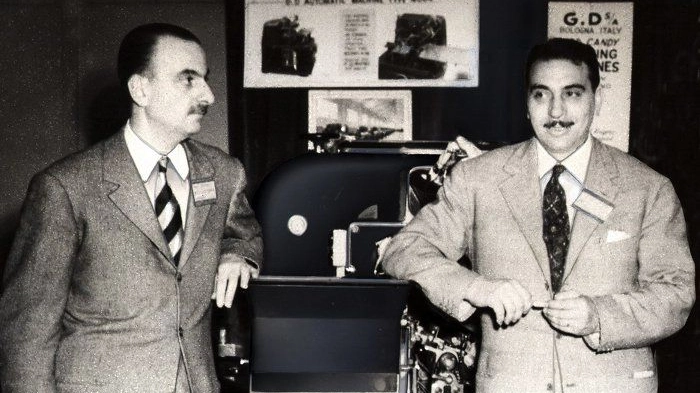 Enzo e Ariosto Seragnoli alla Fiera di Chicago, 1951 