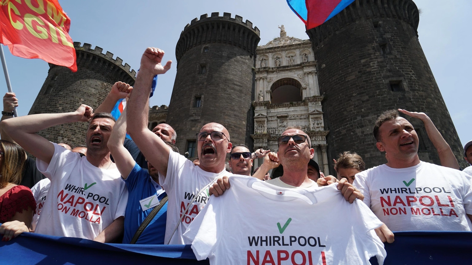 Whirlpool, lavoratori con lo slogan 'Napoli non molla'