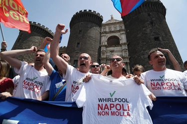 Whirlpool di Napoli, raggiunto l’accordo per l’Italian Green Factory: riassunti tutti i 312 ex lavoratori licenziati 2 anni fa