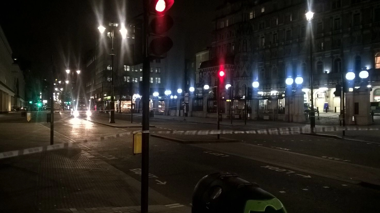 Londra, fuga di gas nella notte. Strade vuote (twitter)