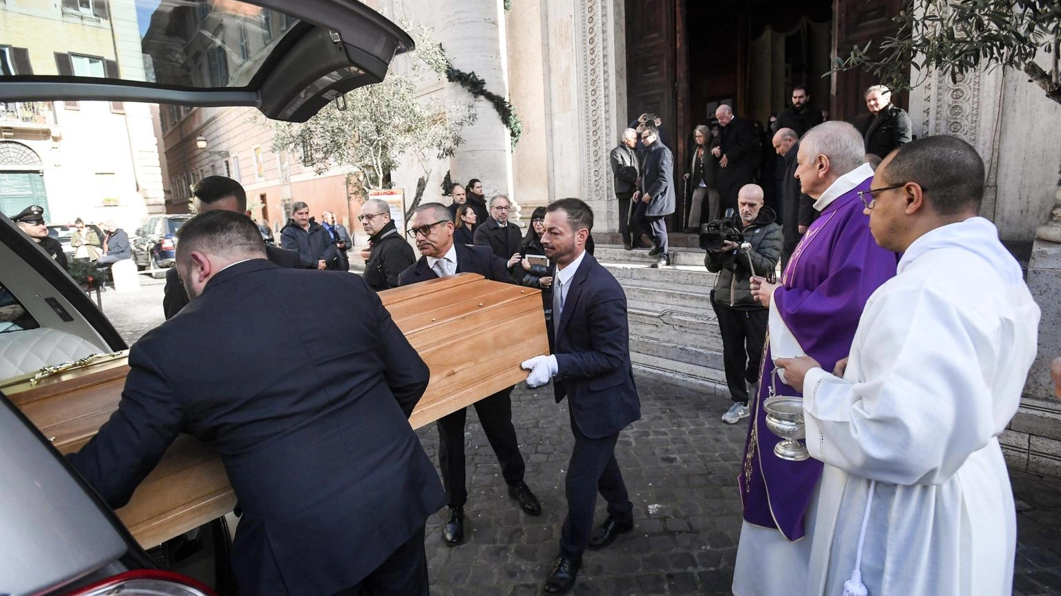 Folla ai funerali di Paolo Graldi a Roma