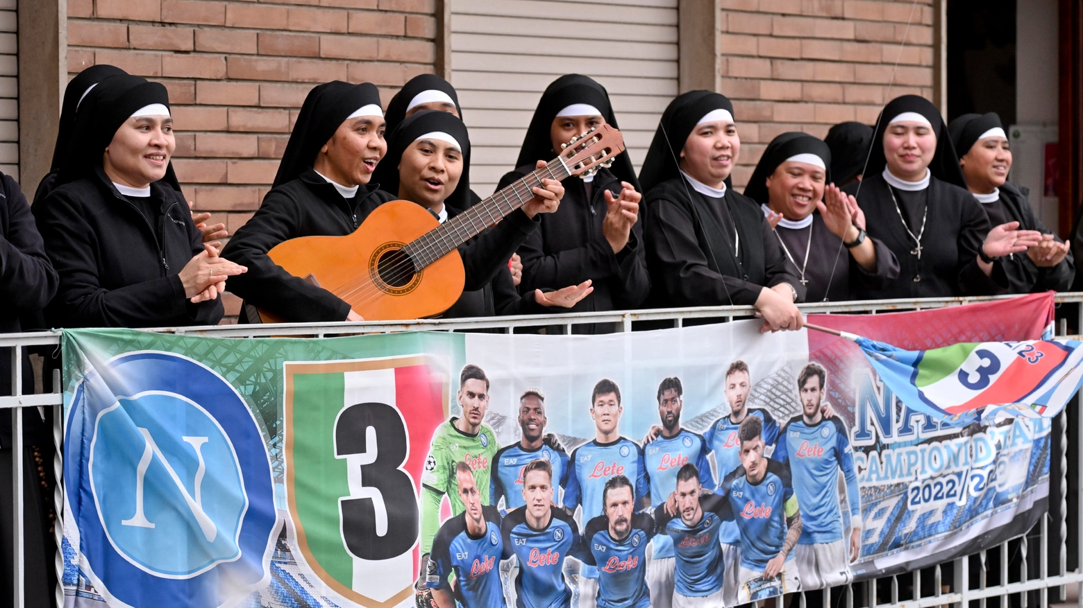 Le suore Francescane adoratrici della Croce cantano i cori del Napoli