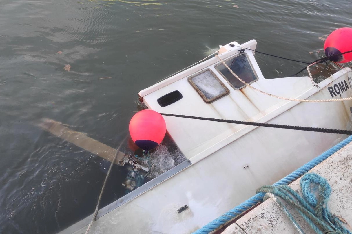 Il peschereccio affondato nel porto canale