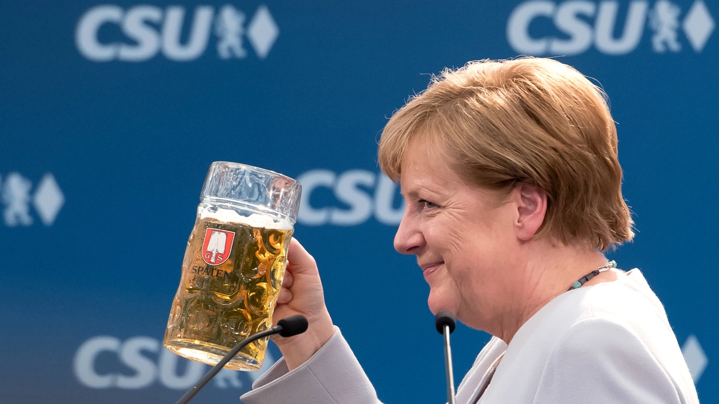 La cancelliera Angela Merkel a un comizio in Bavaria (Afp)
