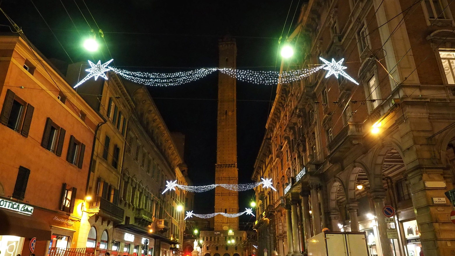 Luminarie di Natale in via Rizzoli con le Torri spente (Foto Schicchi)