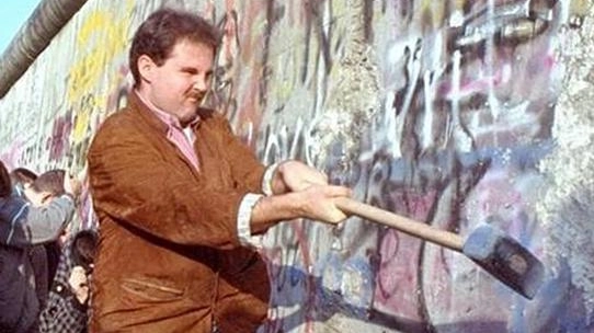 Il 9 novembre 1989 cadeva il muro di Berlino tra picconate e abbracci