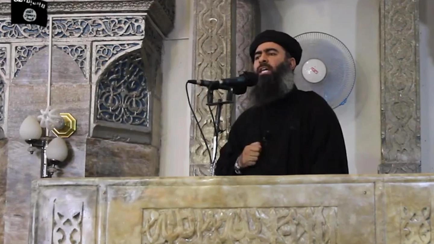 Il leader dell'Isis, Abu Bakr Al Baghdadi, in una moschea di Mosul (ANSA / WEB / YOUTUBE)