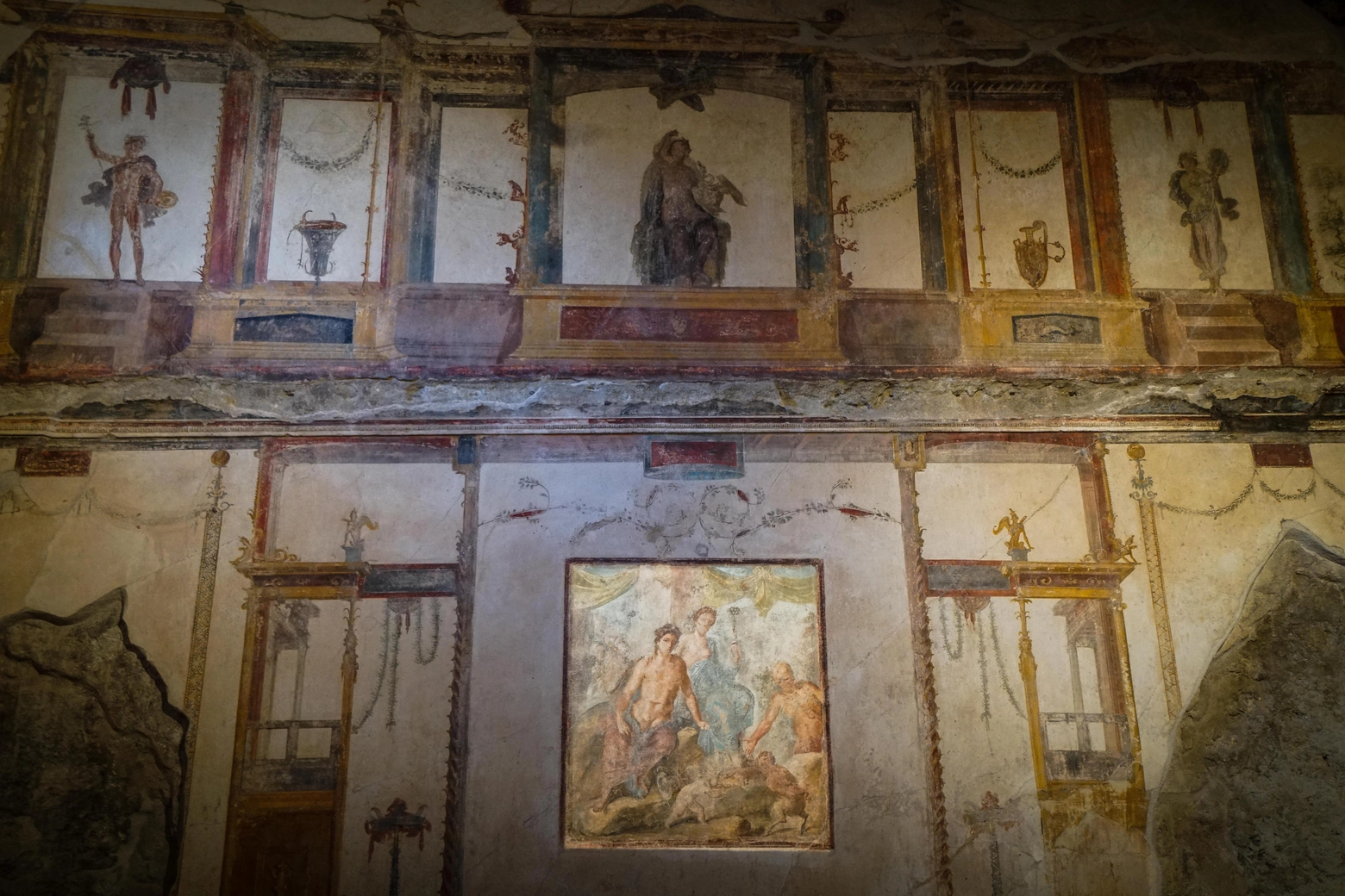Affreschi all'interno della casa dei Vettii nel Parco Archeologico di Pompei