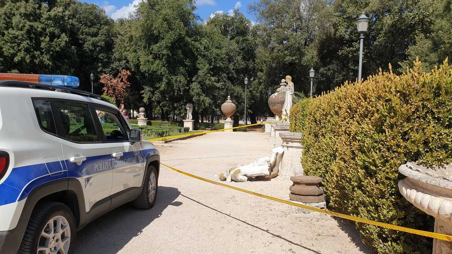 Statua di Diana in pezzi dopo un selfie a Villa Borghese 