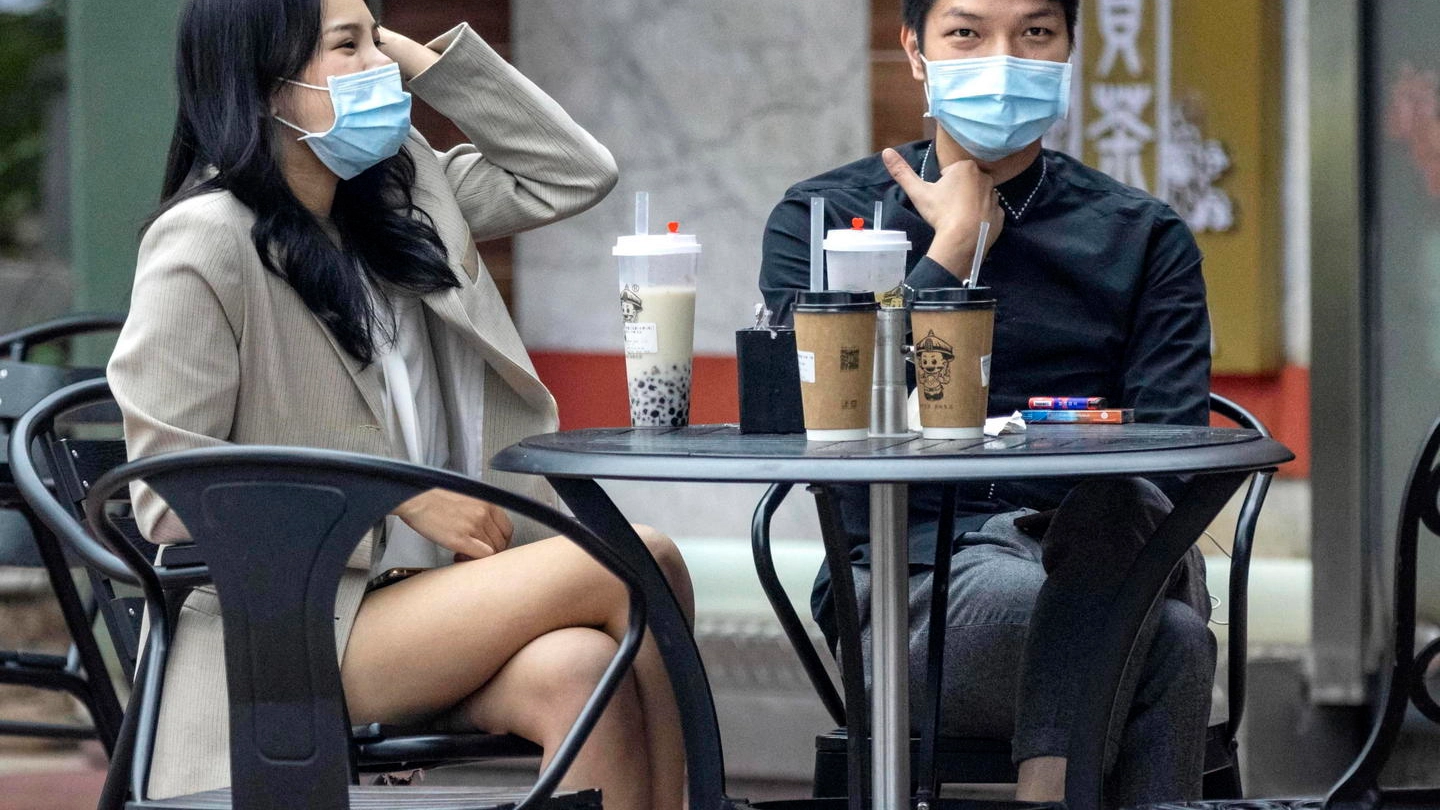 Coroanvirus, giovani con la mascherina in Cina (foto Ansa)