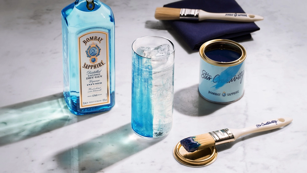 La pittura blu si applica all'interno del bicchiere con il pennello -Foto: Bombay Sapphire