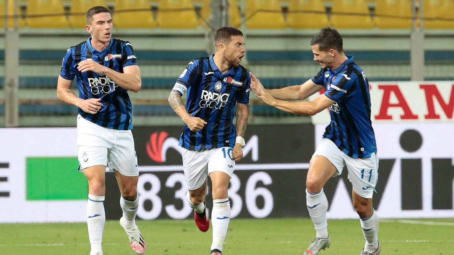Atalanta, Gosens e Freuler festeggiano Gomez dopo il gol al Parma (Ansa)