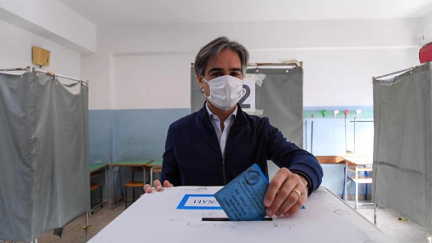Giuseppe Falcomatà al voto (Ansa)