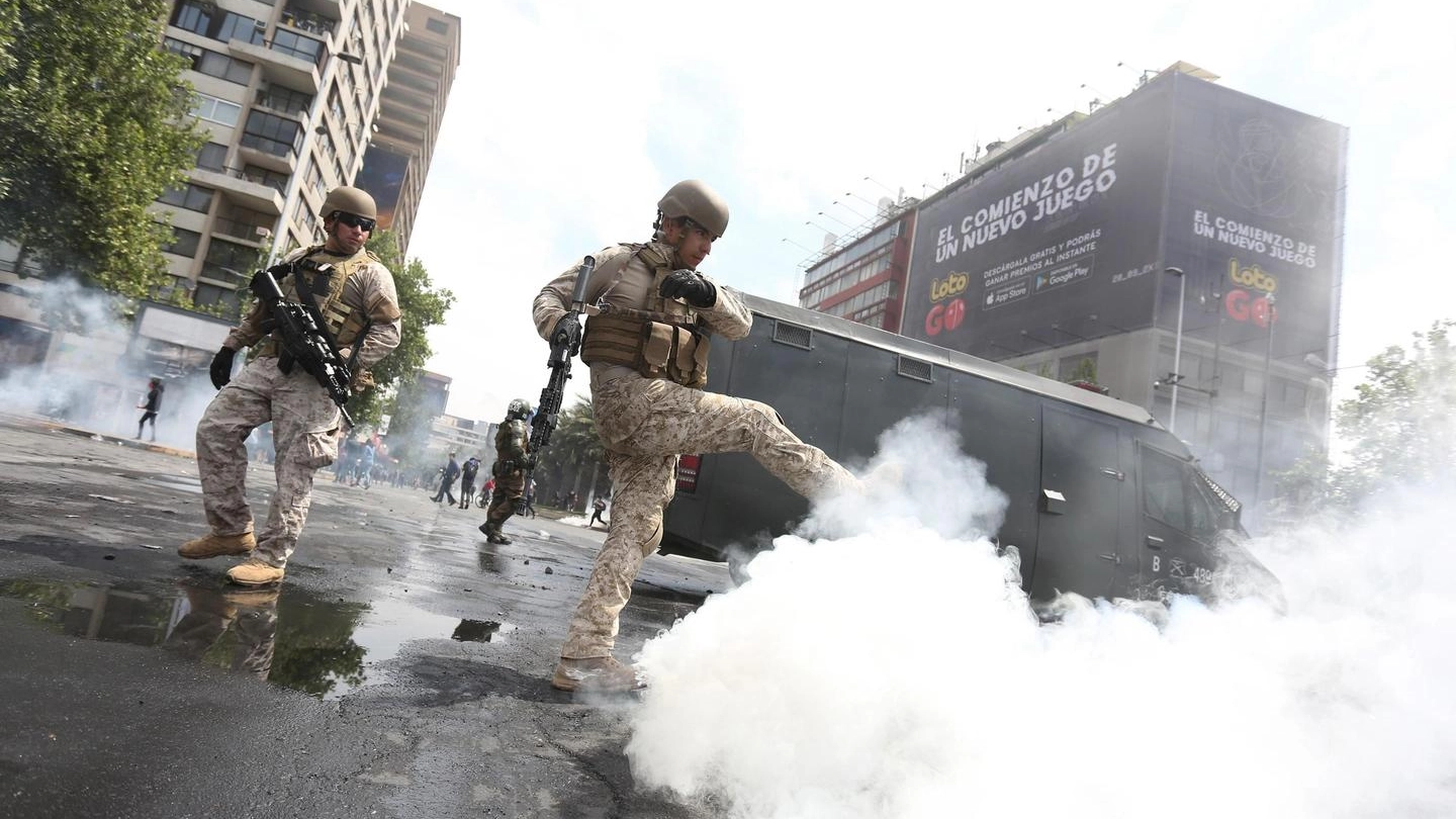 Santiago, l'esercito contro i manifestanti (Ansa)