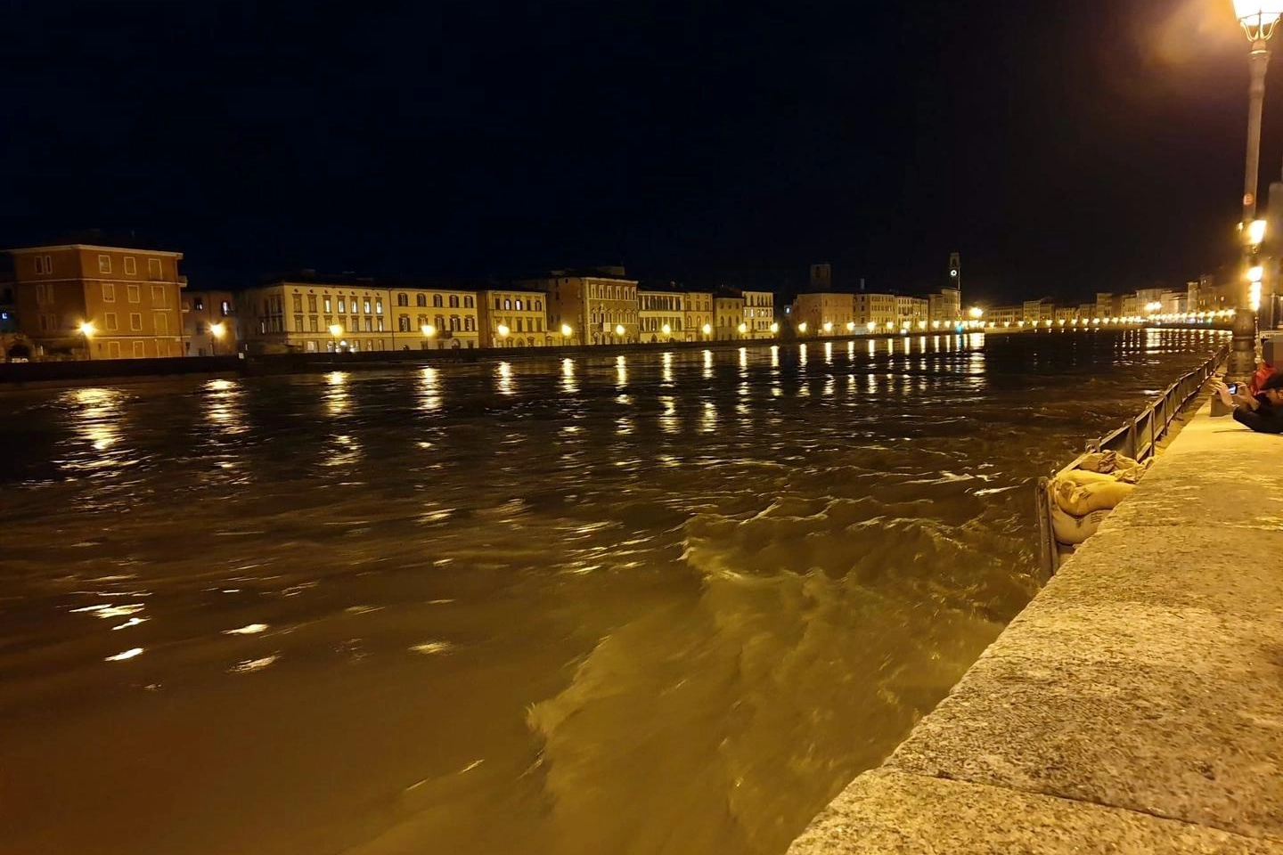 Arno, l'ondata di piena a Pisa nella notte (Ansa)