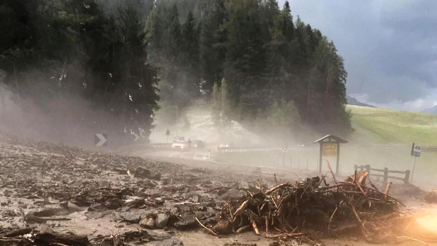 I danni causati dal violento temporale che ha colpito l'Alta Val Pusteria (Facebook)