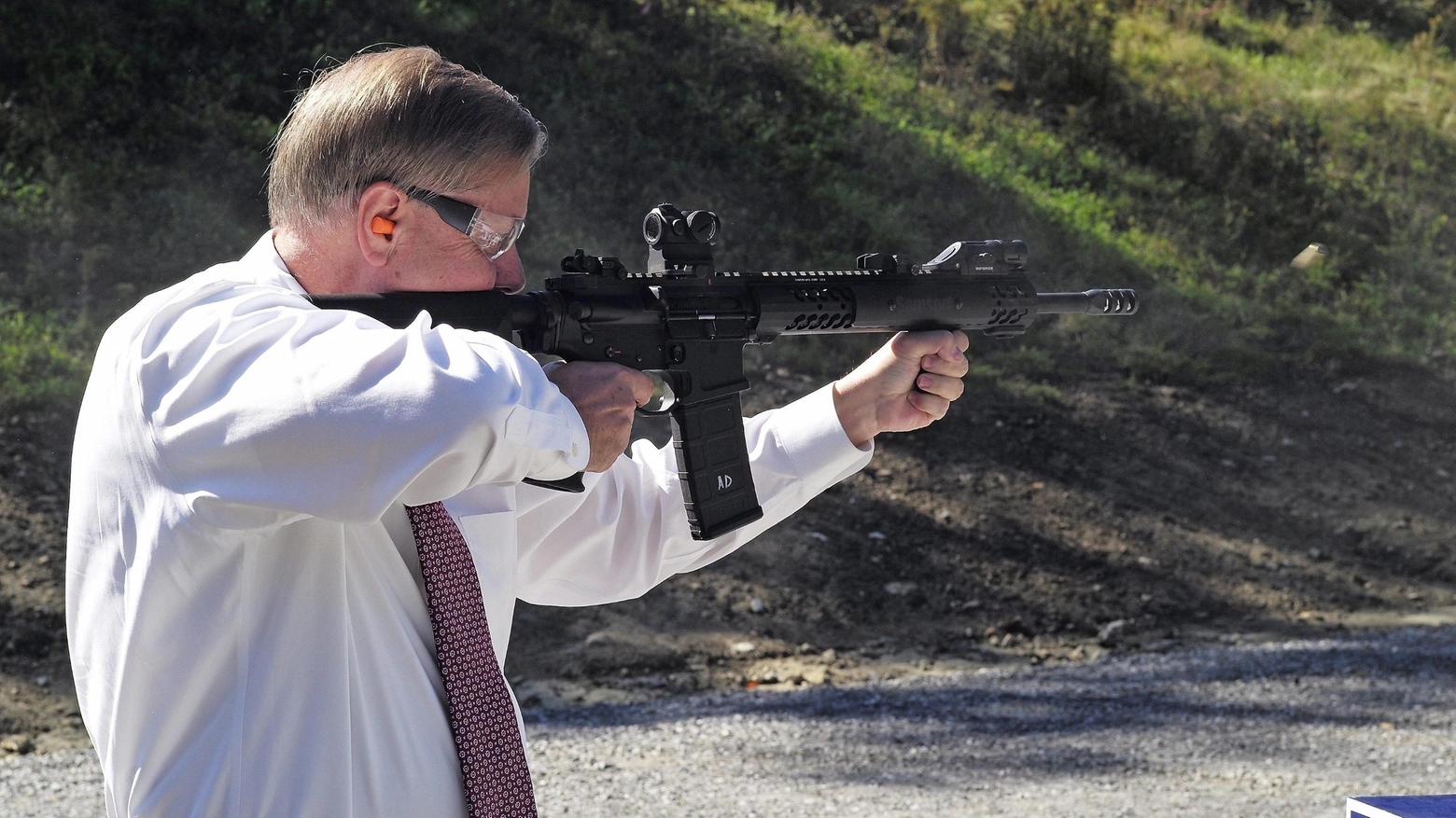 Il candidato Lindsey Graham con un AR-15 Bushmaster (Ansa)