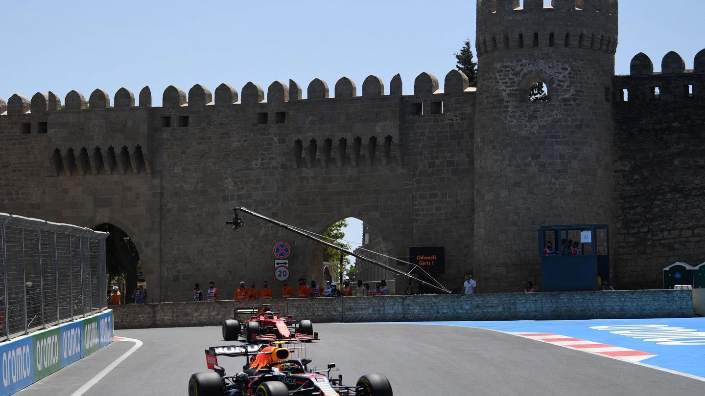 Sergio Perez su Red Bull il più veloce del venerdì a Baku