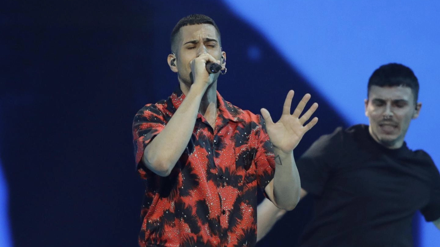 Mahmood canta 'Soldi' sul palco dell'Eurovision Song Contest 2019 (Ansa)