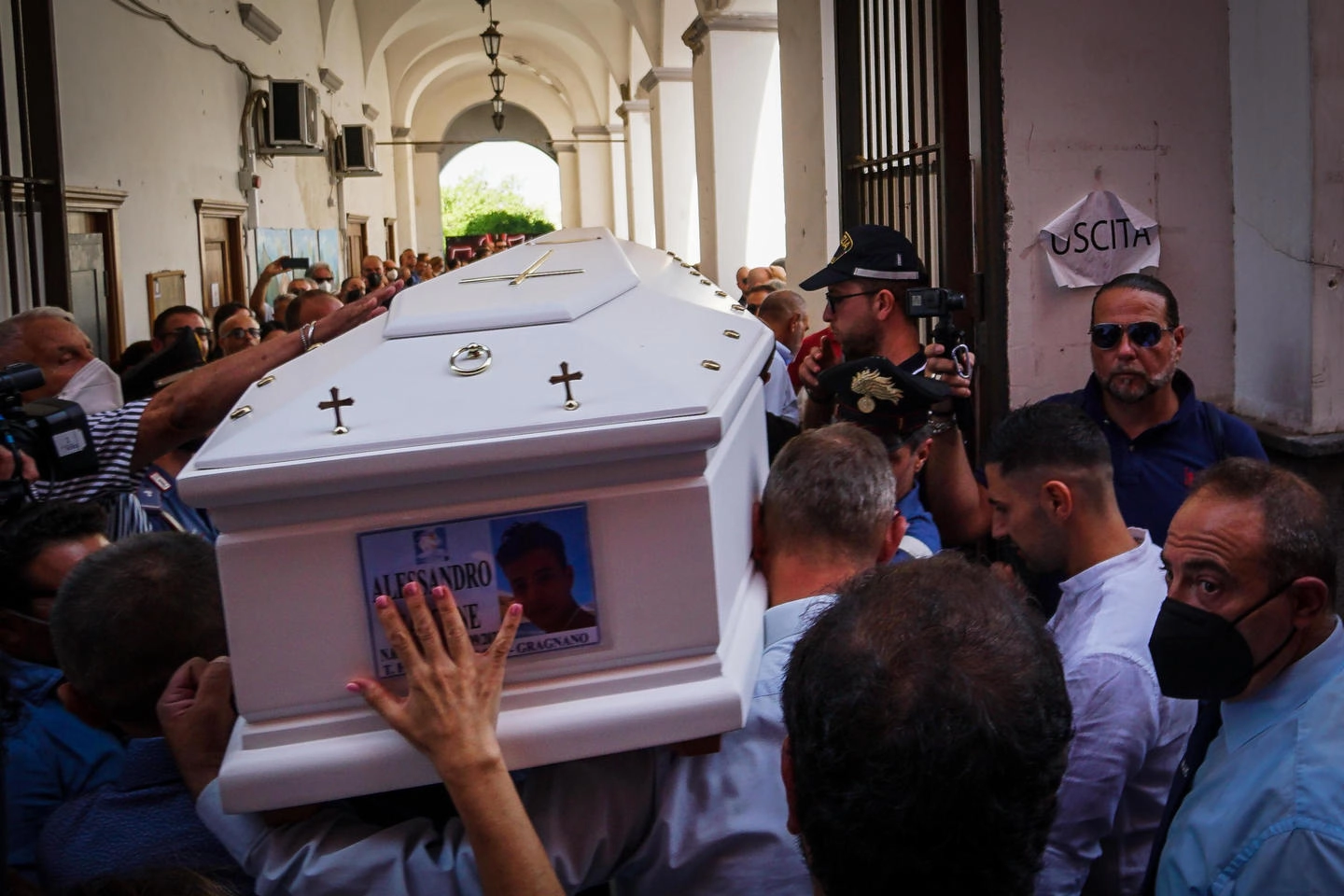 Folla per l'ultimo saluto ad Alessandro durante i funerali a Gragnano