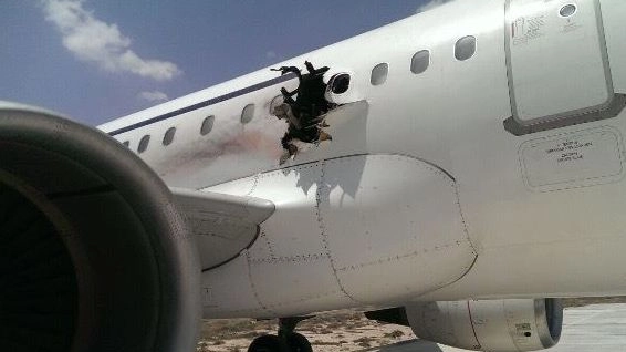 Somalia, squarcio su un aereo di linea (da twitter)