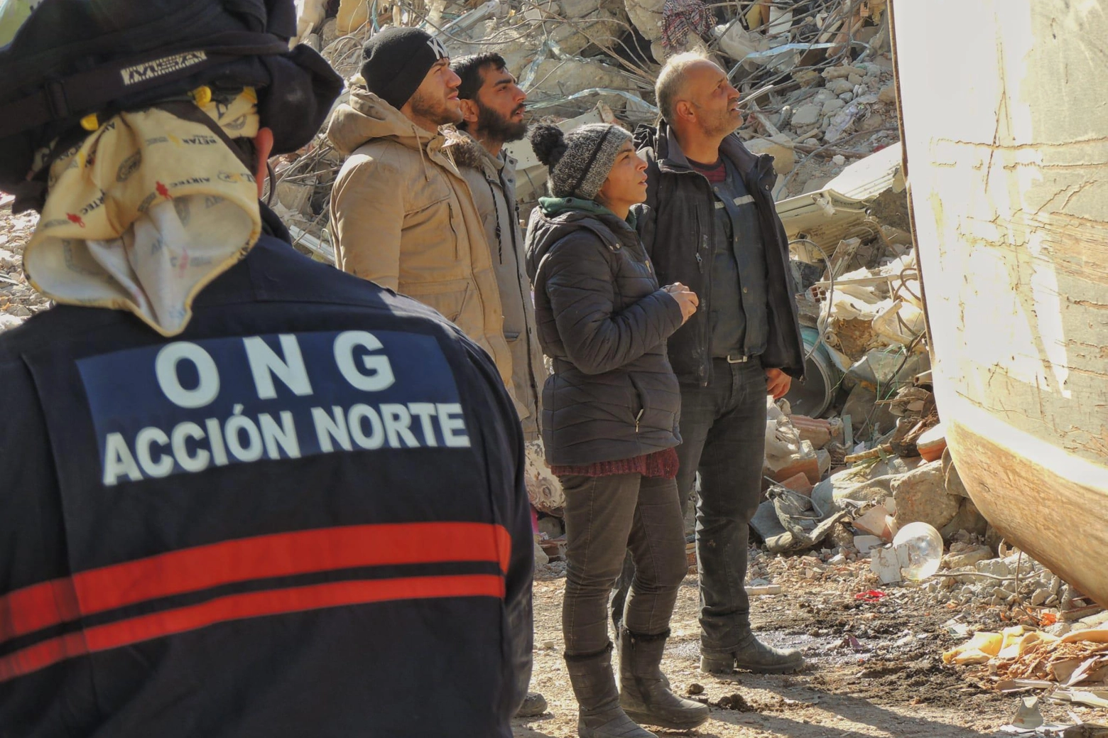 I soccorritori sui luoghi del terremoto in Turchia