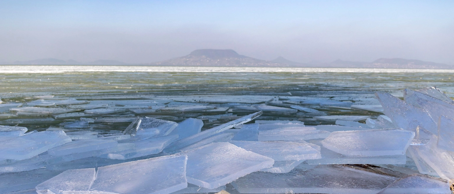 Il lago Balaton ghiacciato in Ungheria (Ansa)