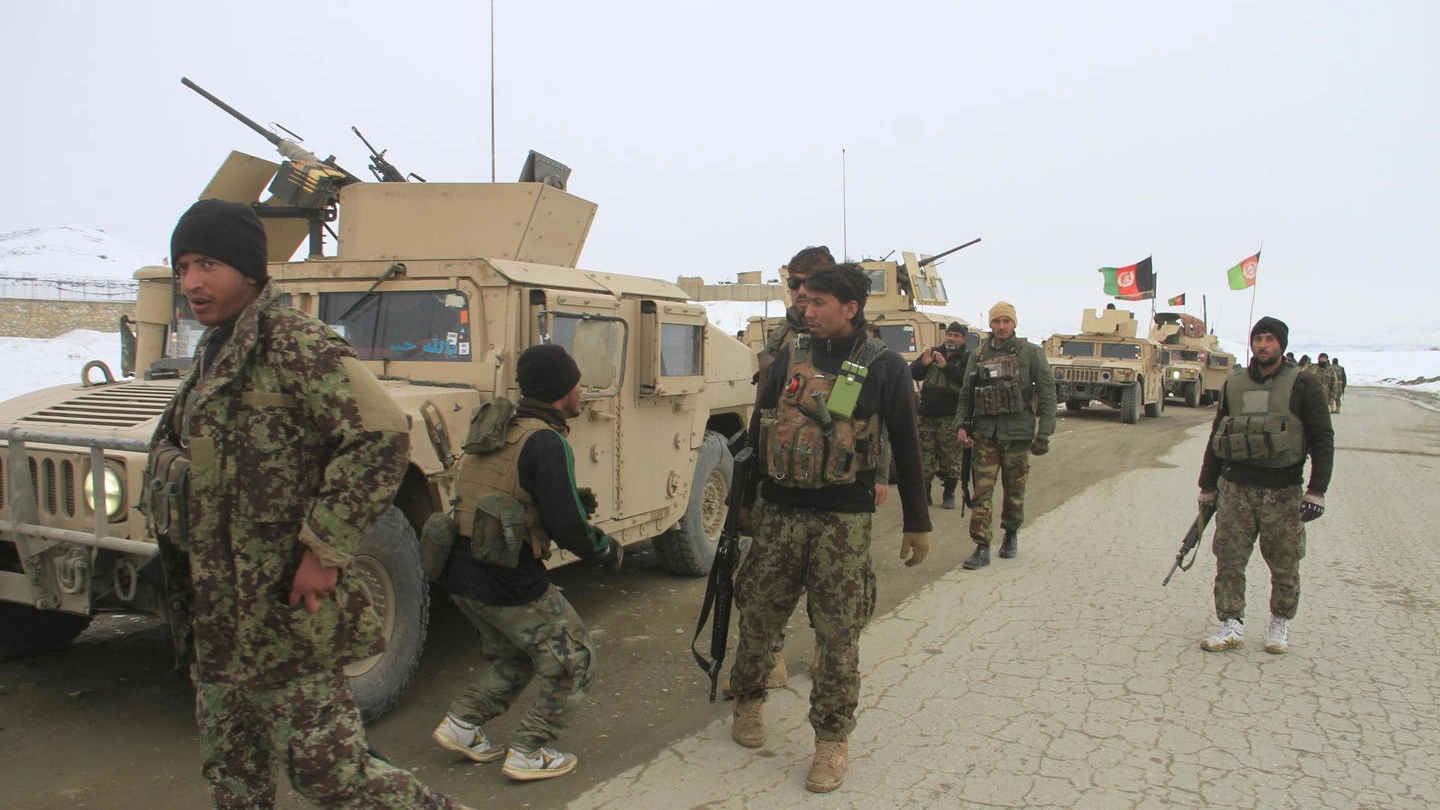 L'esercito afghano in partenza verso il luogo dell'incidente (Ansa)