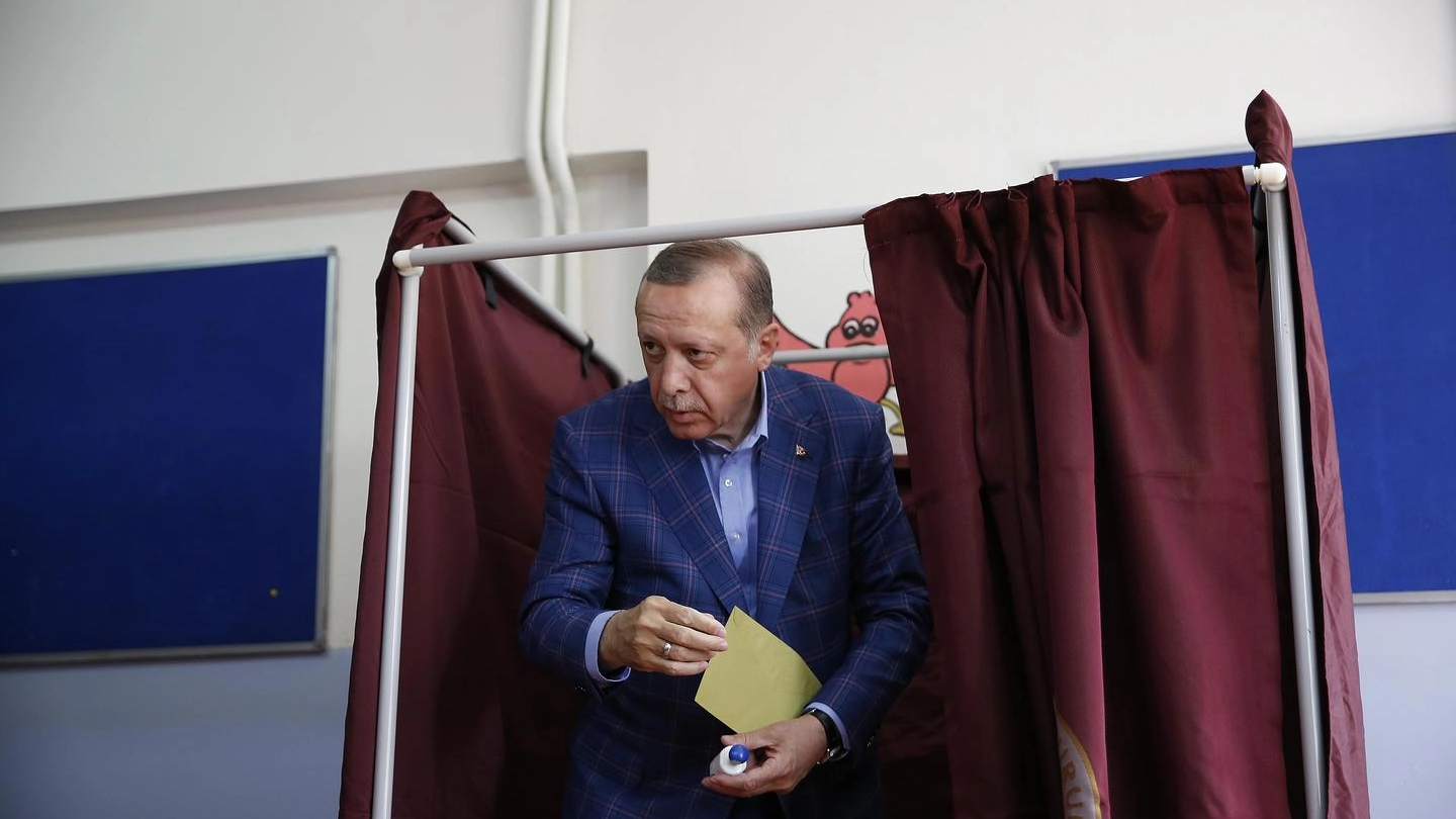Il presidente turco Erdogan vota per il referendum sul presidenzialismo (Ansa)