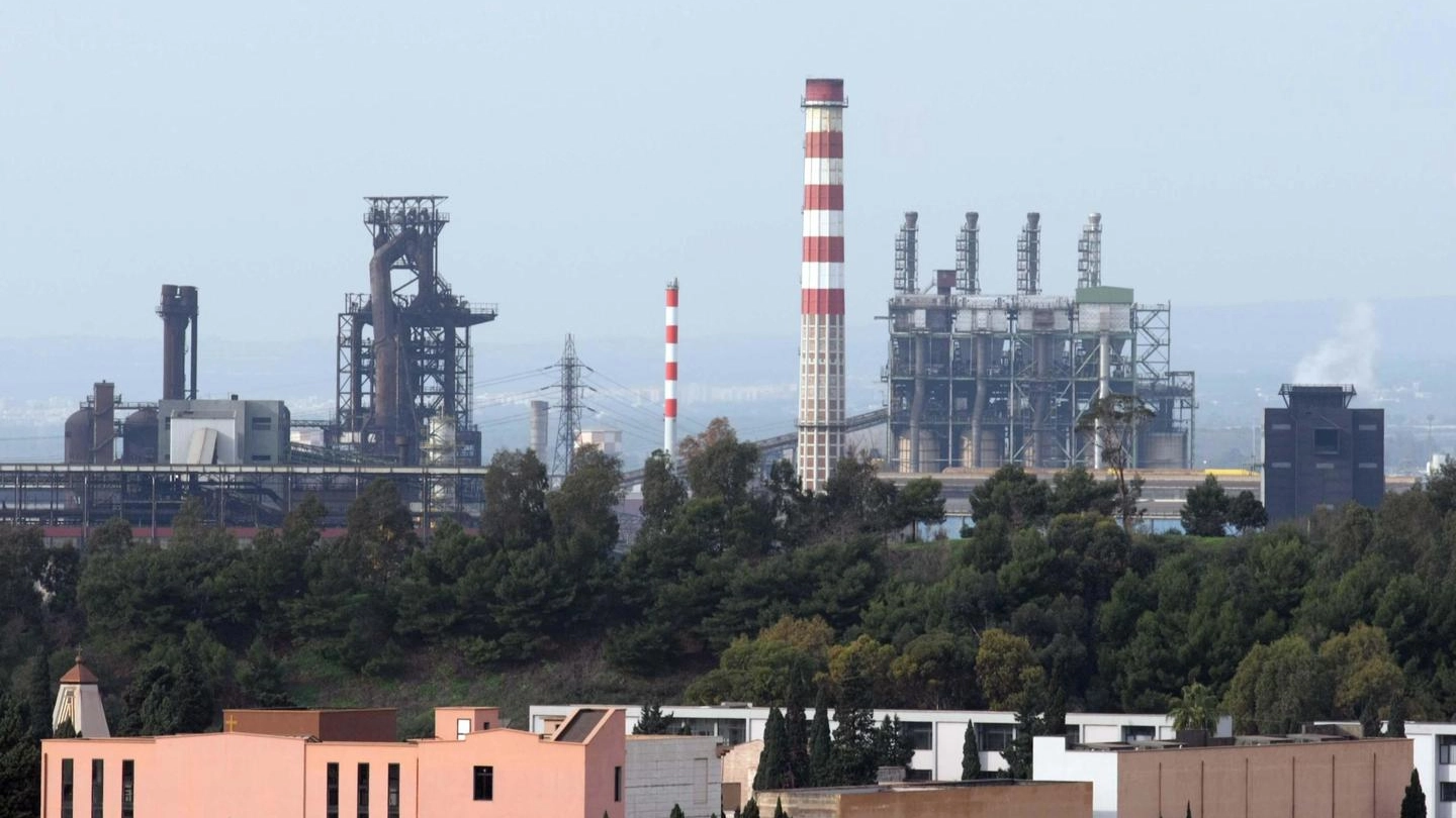 Gli impianti della fabbrica Ilva di Arcelor Mittal a Taranto (Ansa)